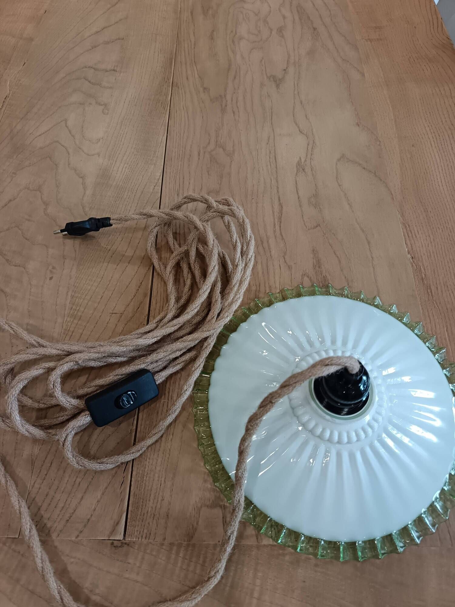 Lampe baladeuse en verre vert pâle et blanc