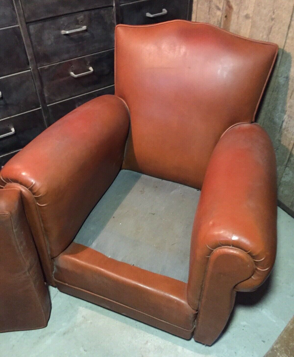 Club armchair moustache in brown leather