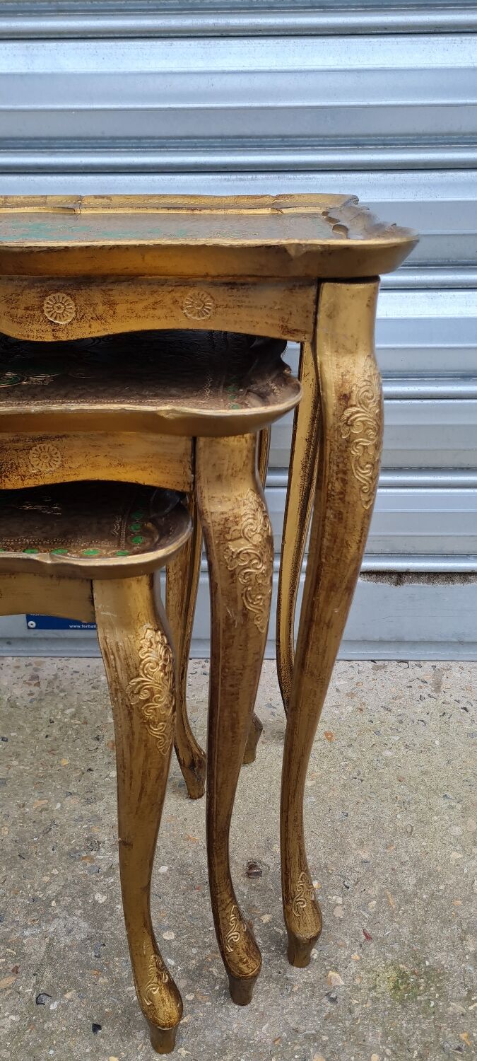 Venetian nesting table