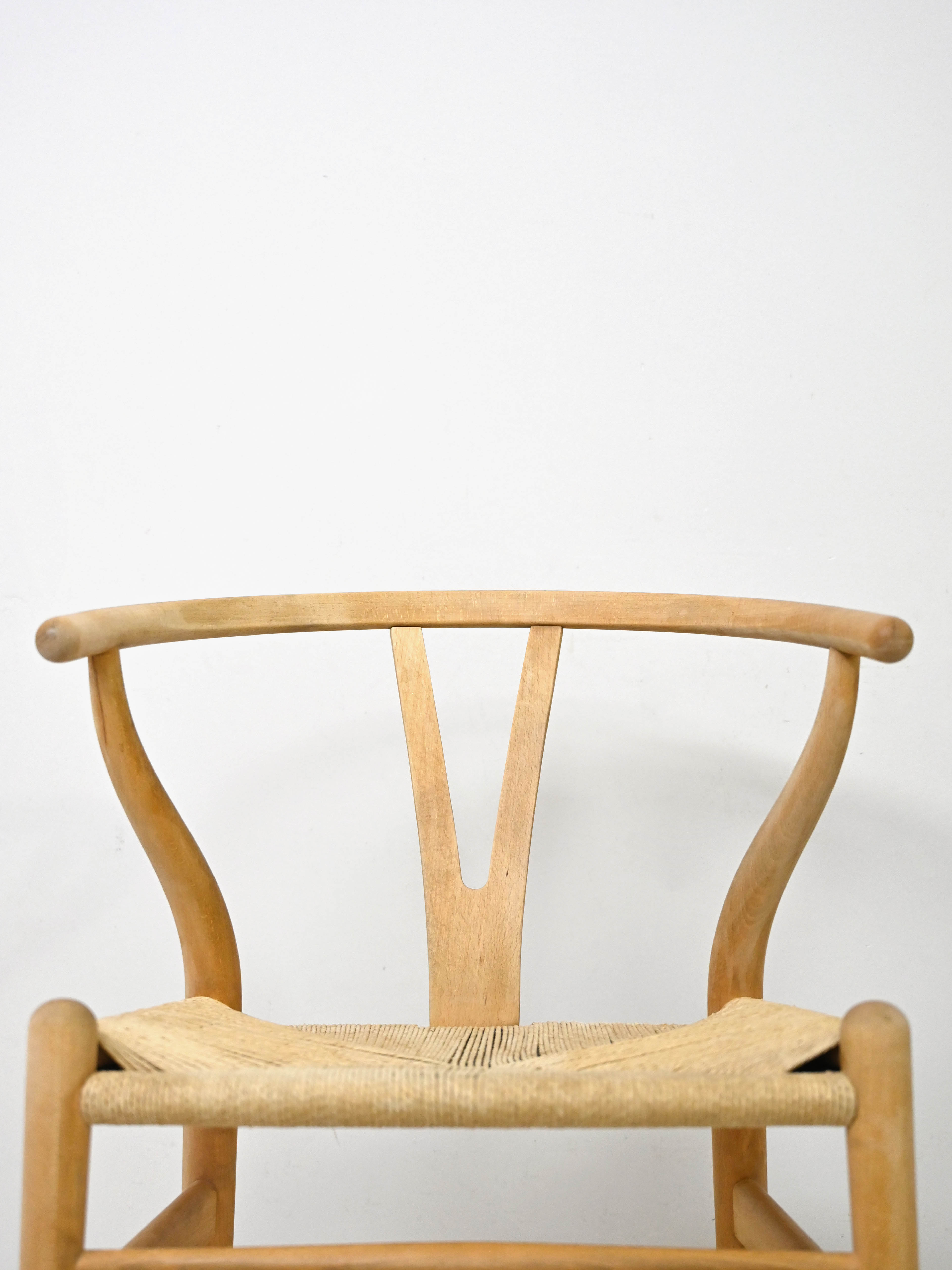 Set of six 'Wishbone chair' model chairs by Hans J. Wegner with leather cushions