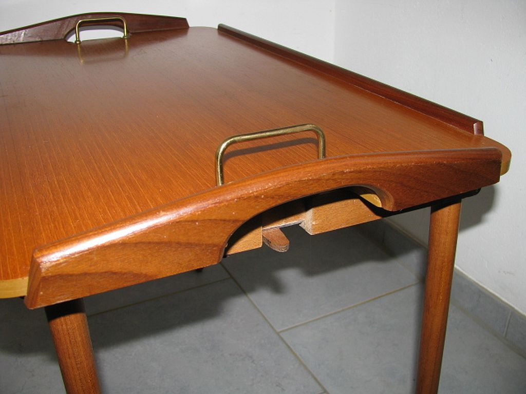 Table d'appoint plateau de service Aase Dreieri Ganddal Norvège  en teck et chêne années 1960