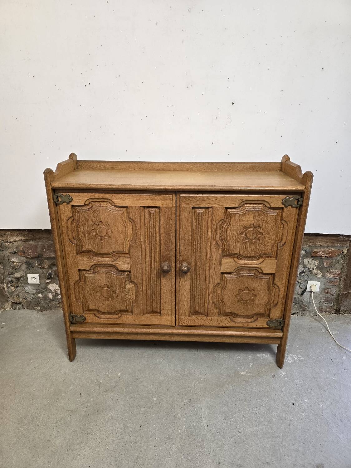 Buffet en chêne 1970 Guillerme et Chambron pour Votre Maison édition Circa