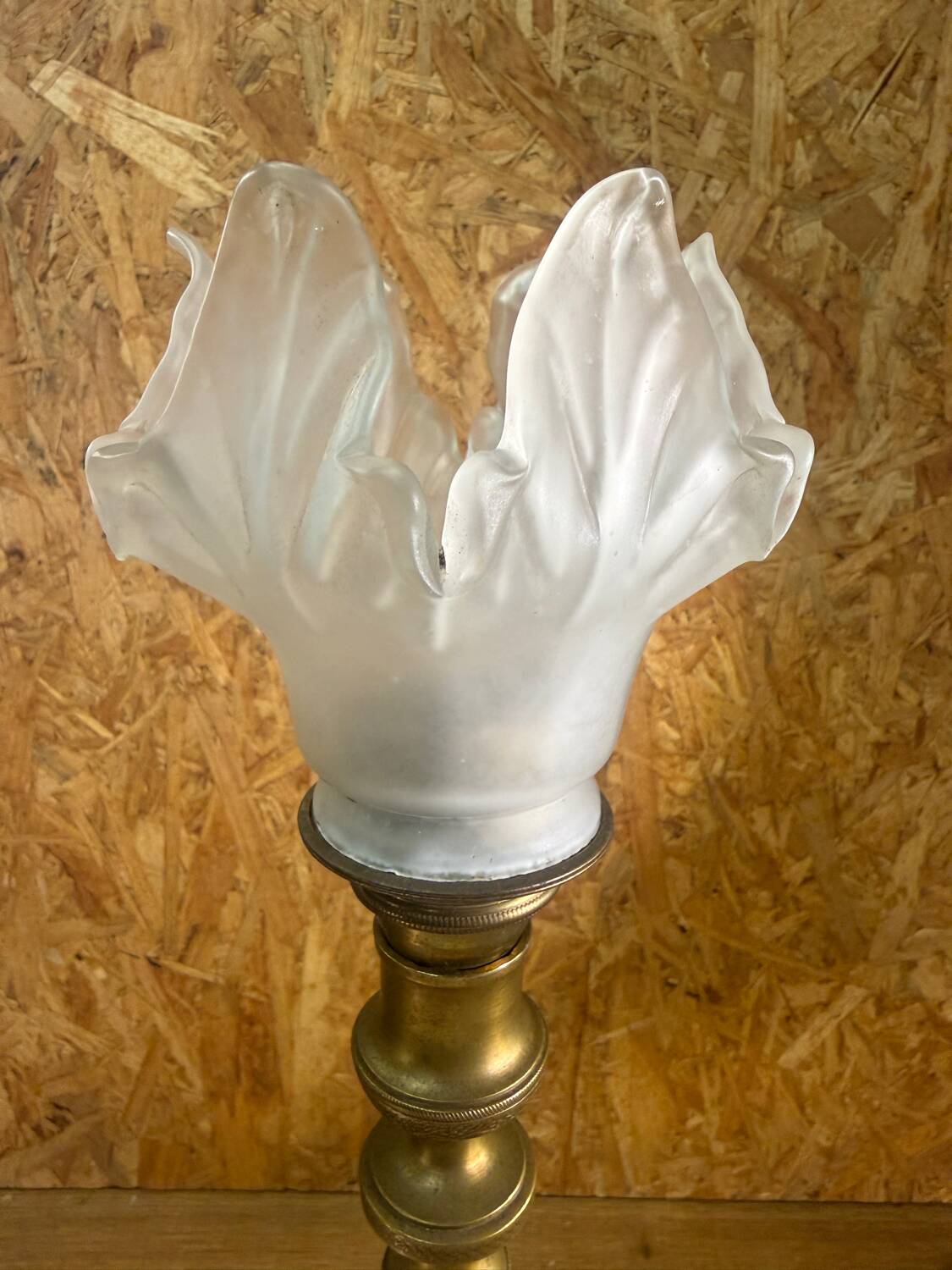 Lampe flambeau ancienne en laiton et tulipe en verre givré style Art Nouveau