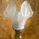 Lampe flambeau ancienne en laiton et tulipe en verre givré style Art Nouveau