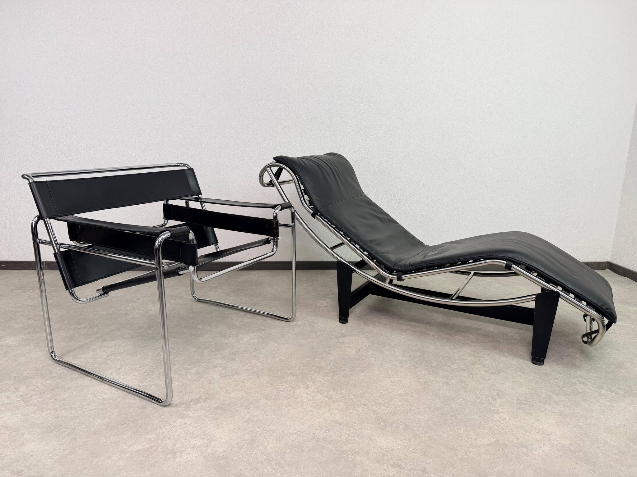 Vintage LC4 Chaise Longue par Le Corbusier en cuir noir