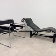 Vintage LC4 Chaise Longue par Le Corbusier en cuir noir