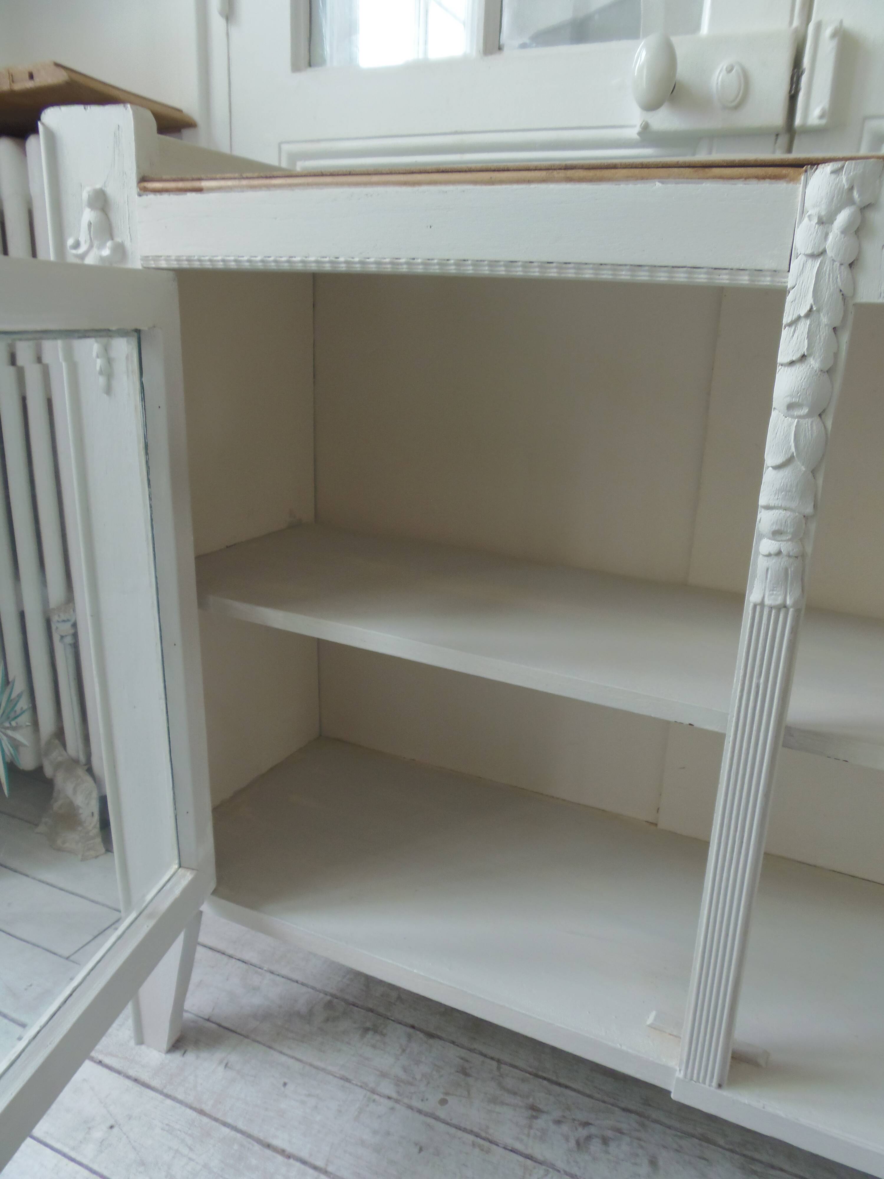 Vitrine, console vintage réenchantée en gris perle, plateau bois.