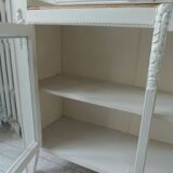 Vitrine, console vintage réenchantée en gris perle, plateau bois.