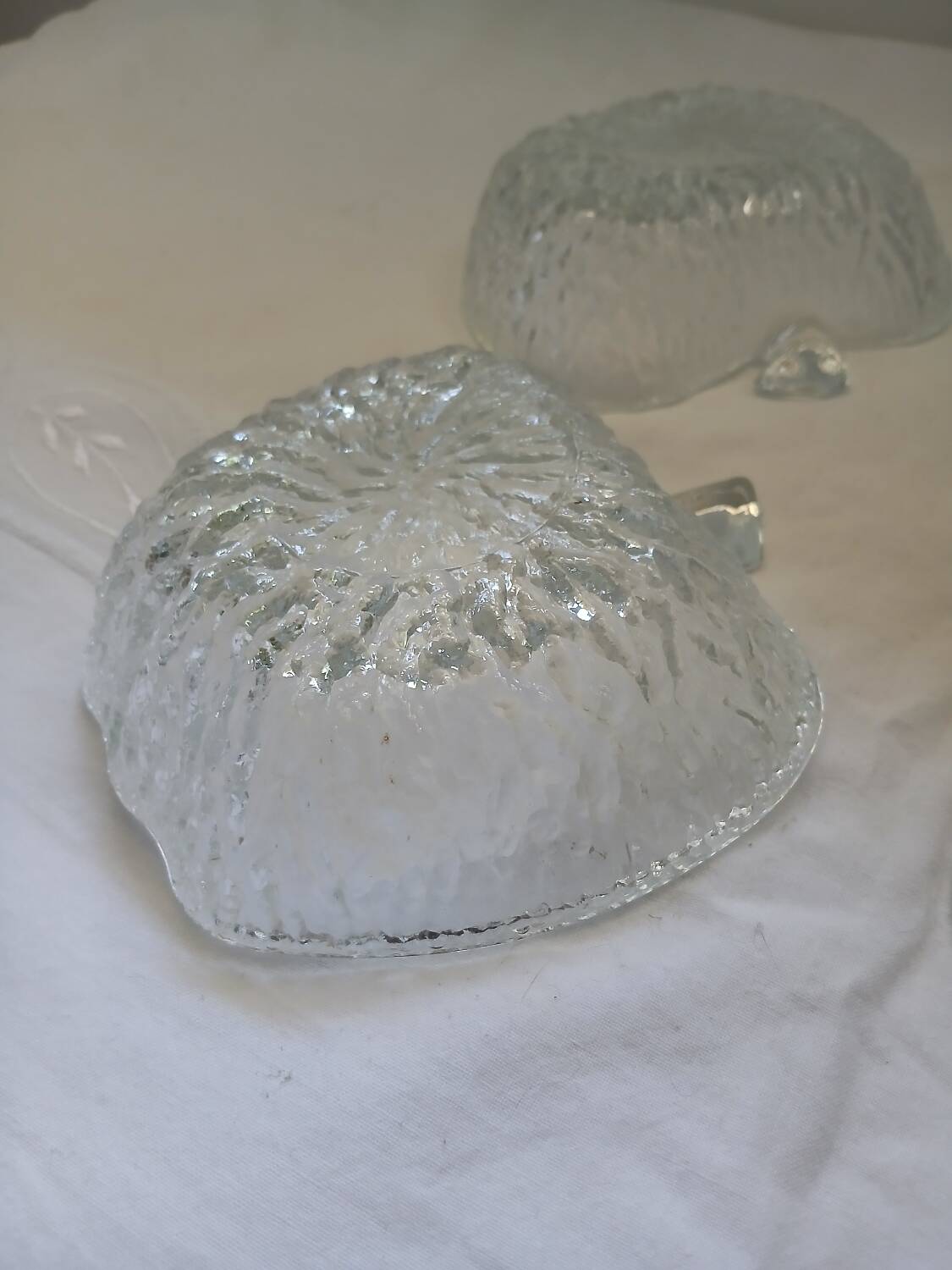 4 apple-shaped fruit bowls