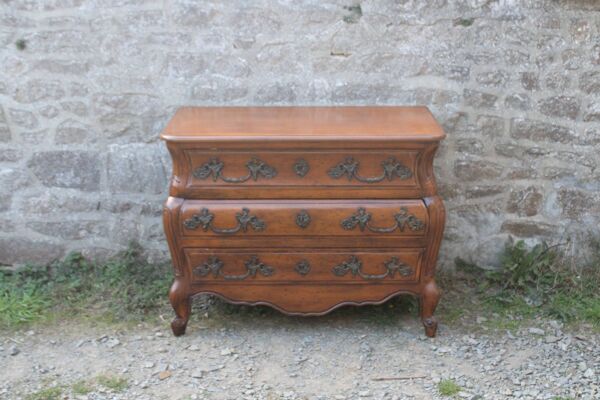 Commode galbée de style Louis XV dite “tombeau”