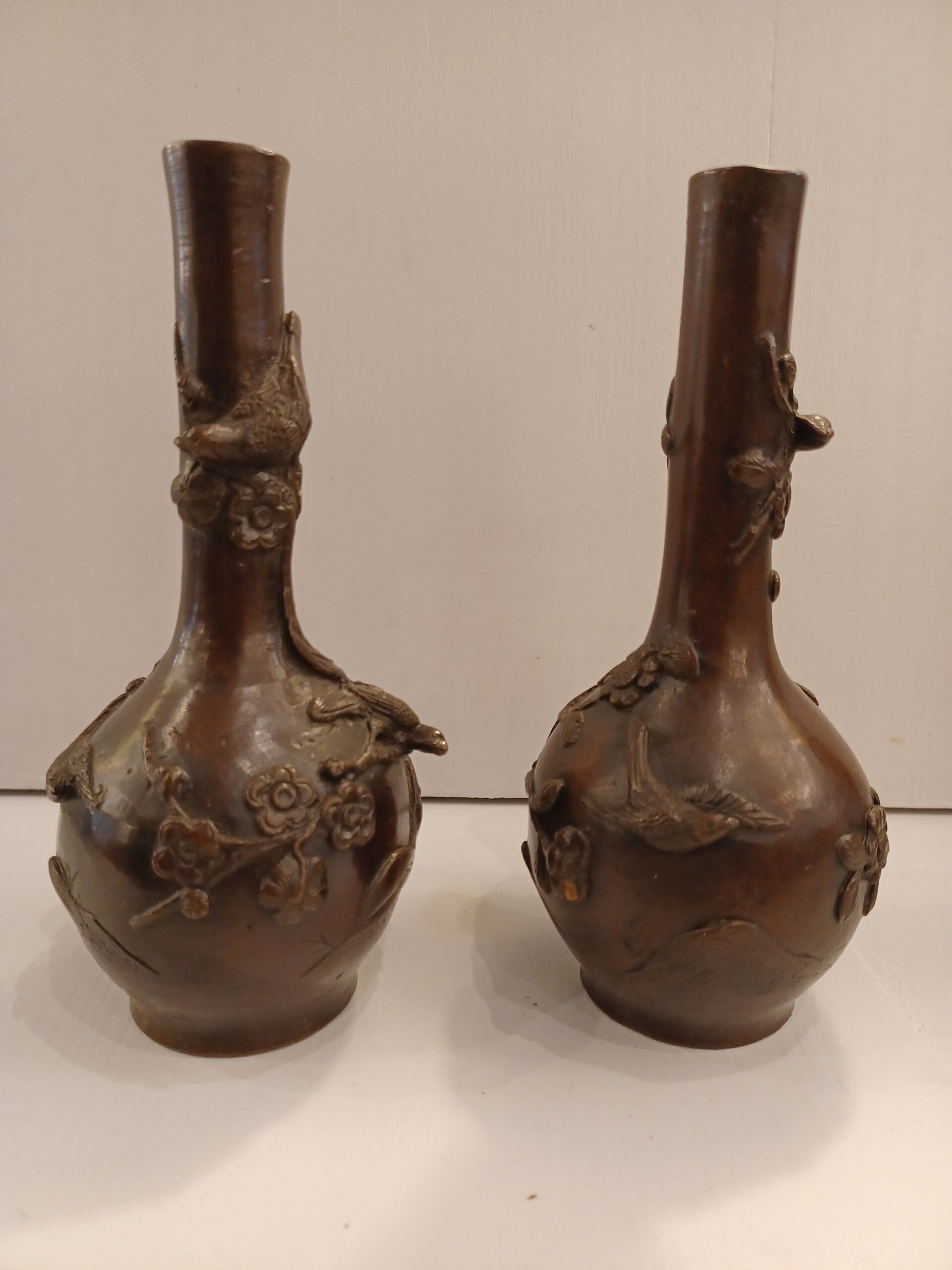 Pair of bronze soliflore vases. Japan, 19th century.