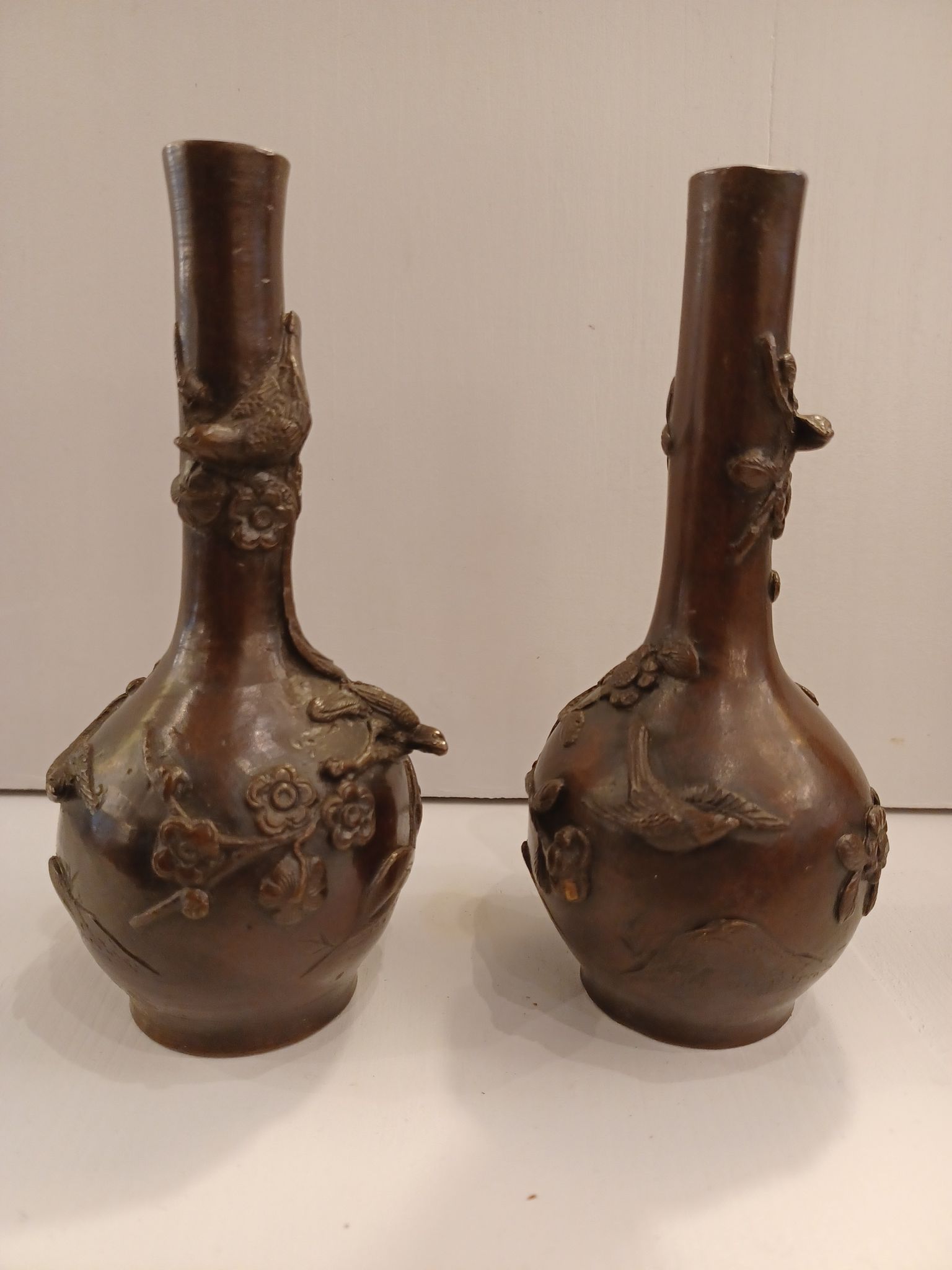 Pair of bronze soliflore vases. Japan, 19th century.