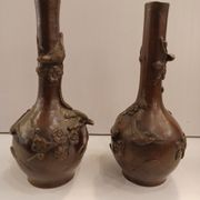 Pair of bronze soliflore vases. Japan, 19th century.
