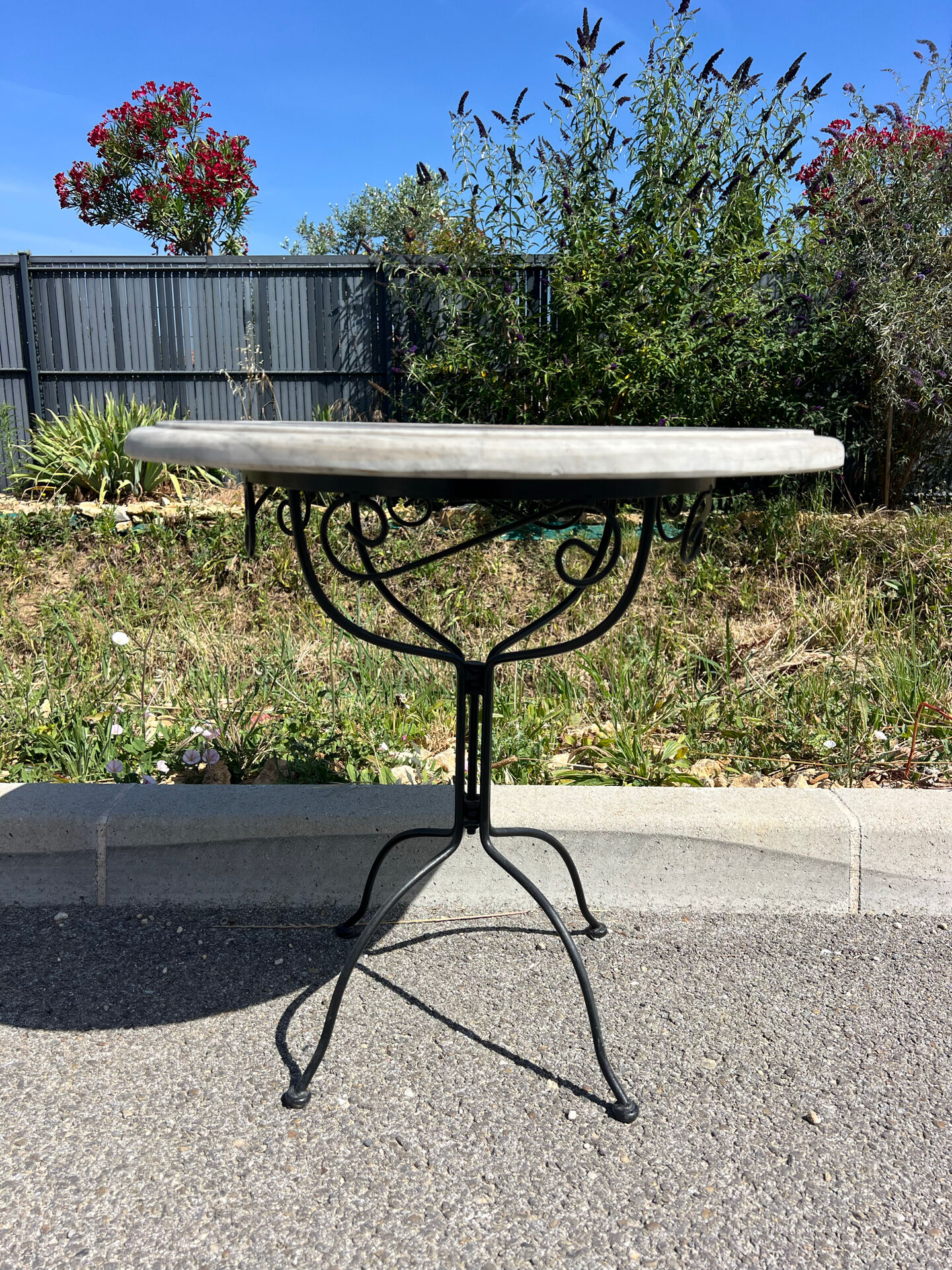 Round marble table with marble inlay