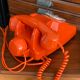 Téléphone à cadran vintage orange