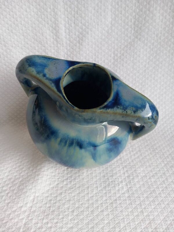 Vase à anses double pont, émail bleu coulé, Vallauris années 1960–1970