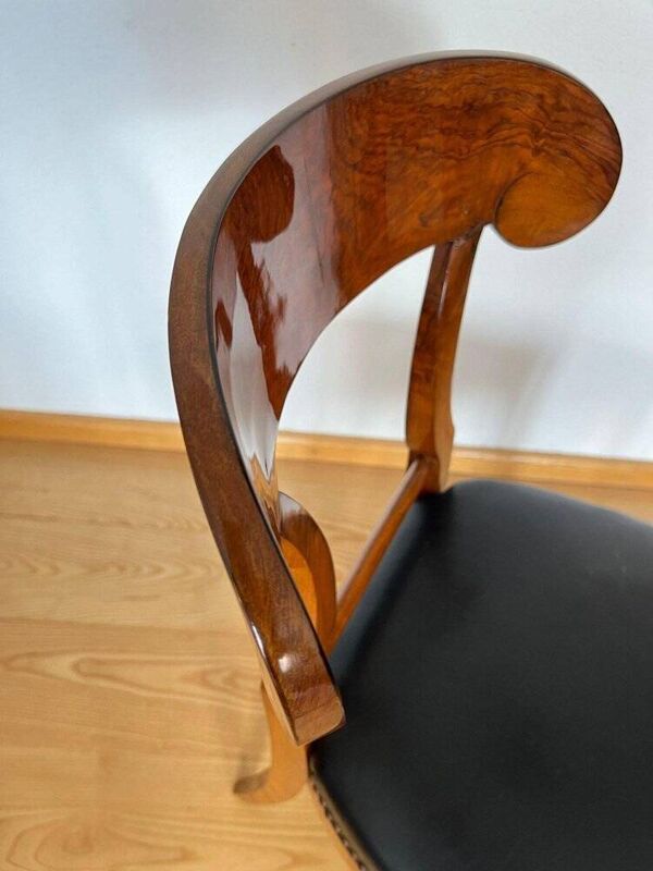 Chaise Pelle Biedermeier en placage de noyer et cuir noir, Autriche, années 1820.
