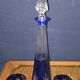Service en cristal doublé bleu cobalt, composé d’une carafe et de deux verres assortis