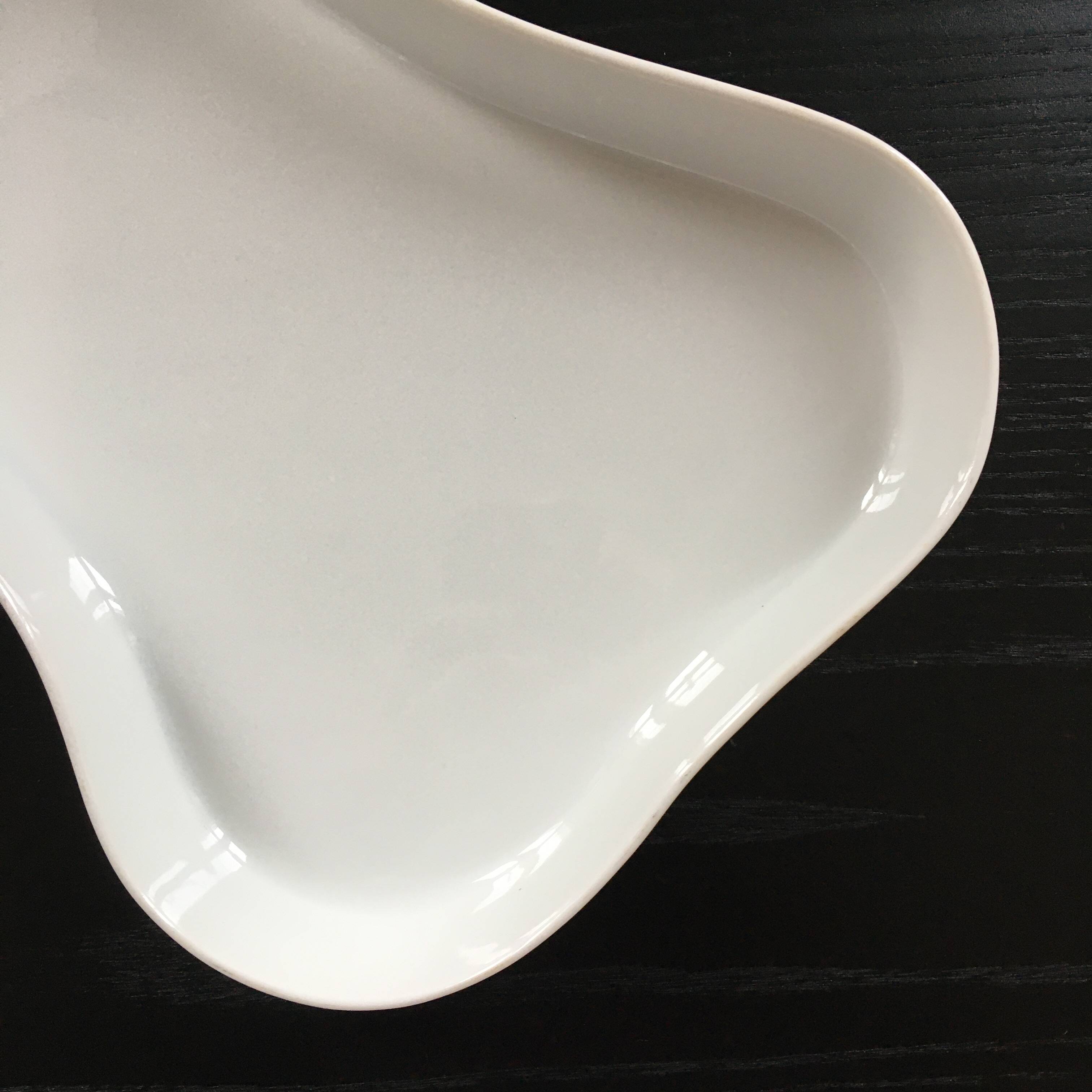 White pear-shaped oven dish