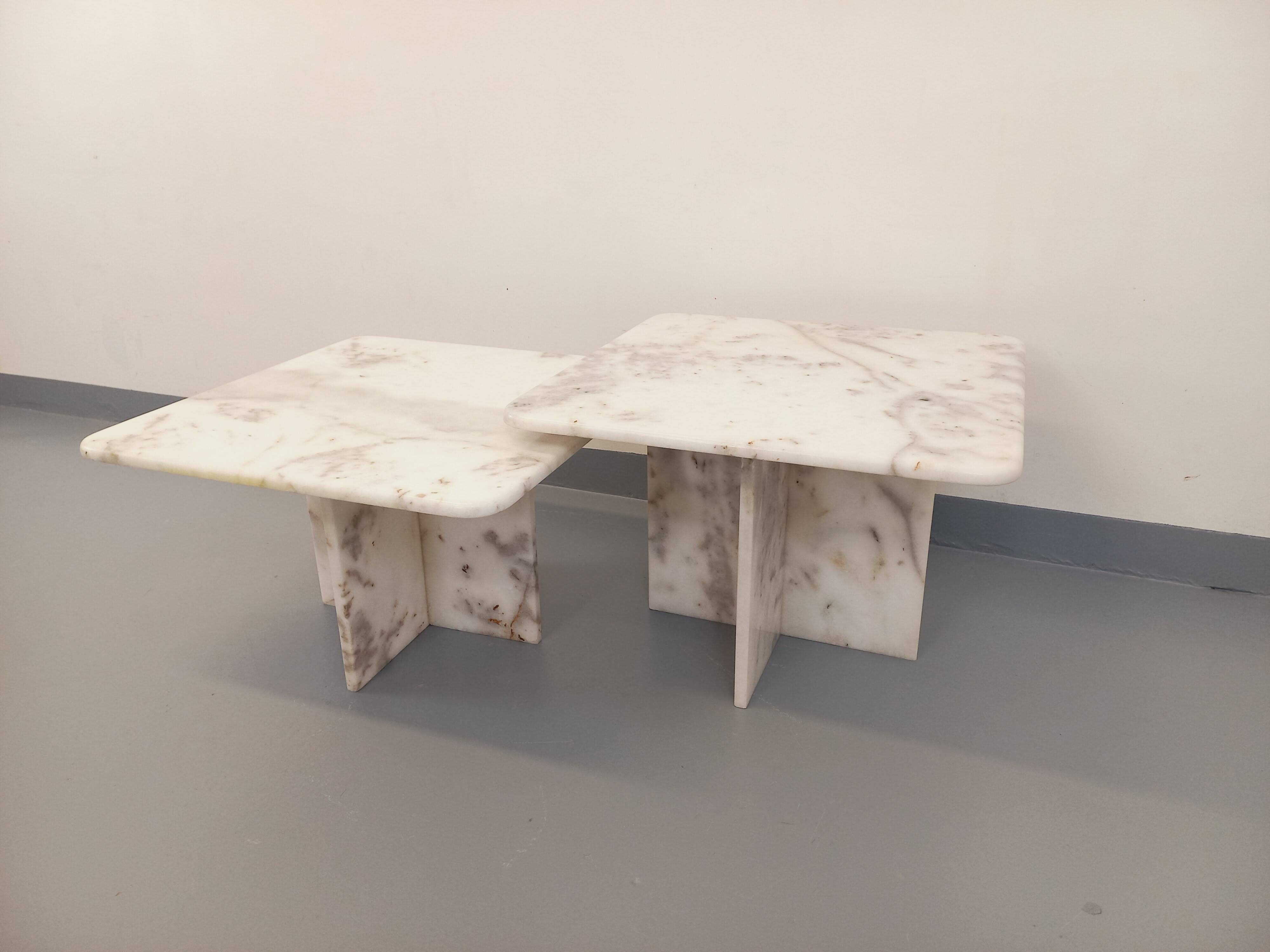 Pair of vintage nesting coffee tables in white marble from the 1970s.