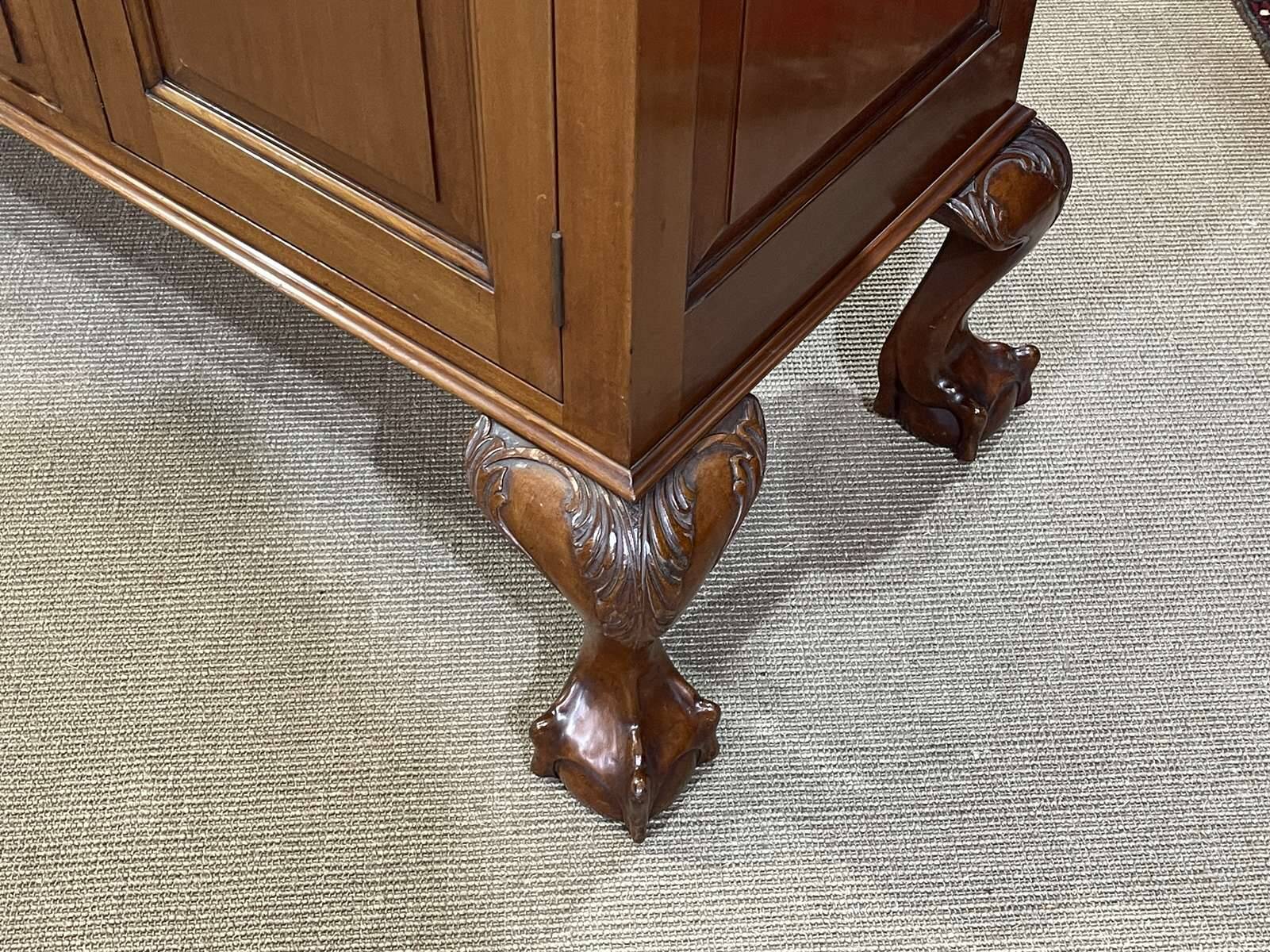 English enfilade from the early 20th century in mahogany.