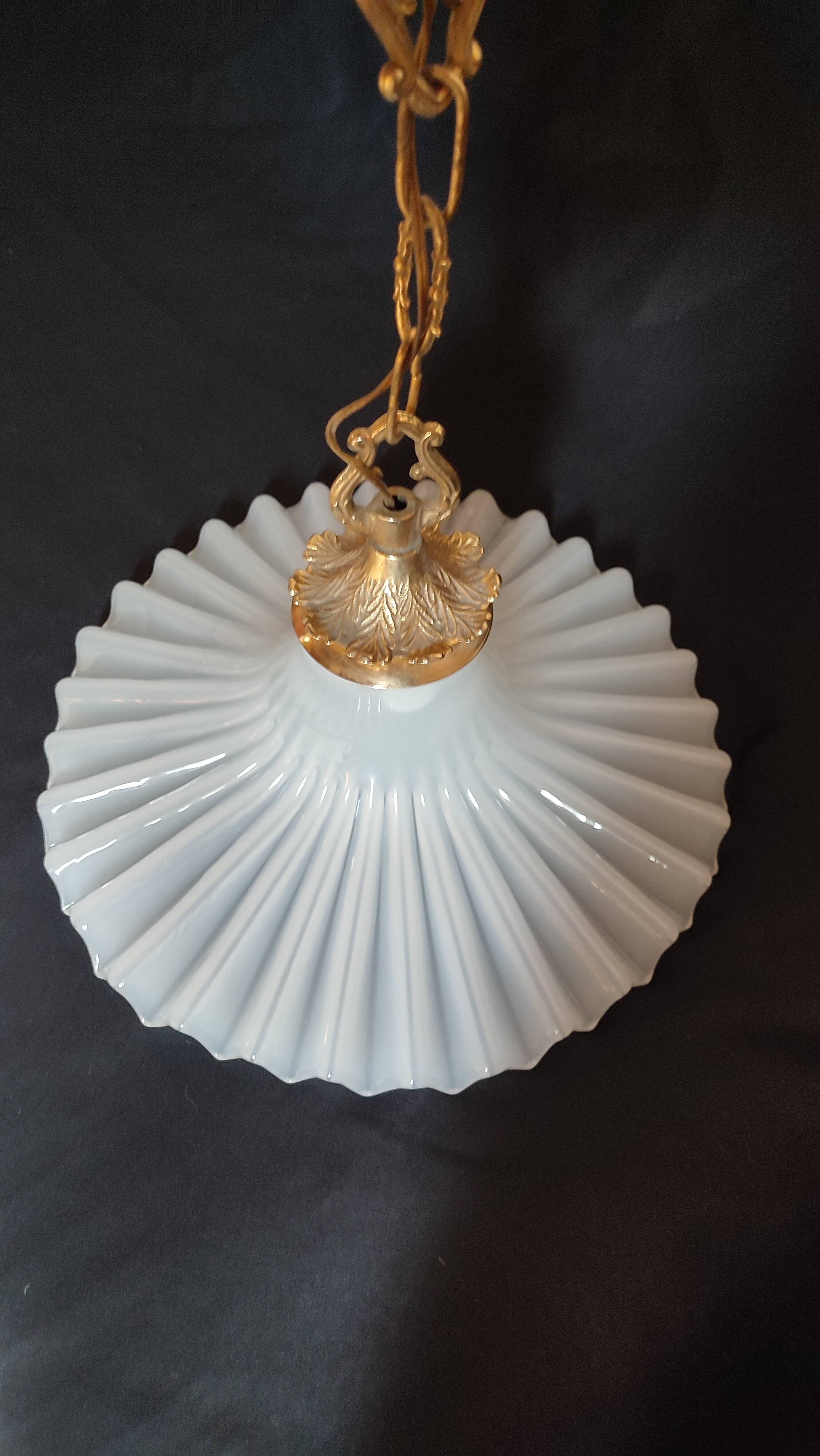 Round pendant light in pleated semi-opaque glass