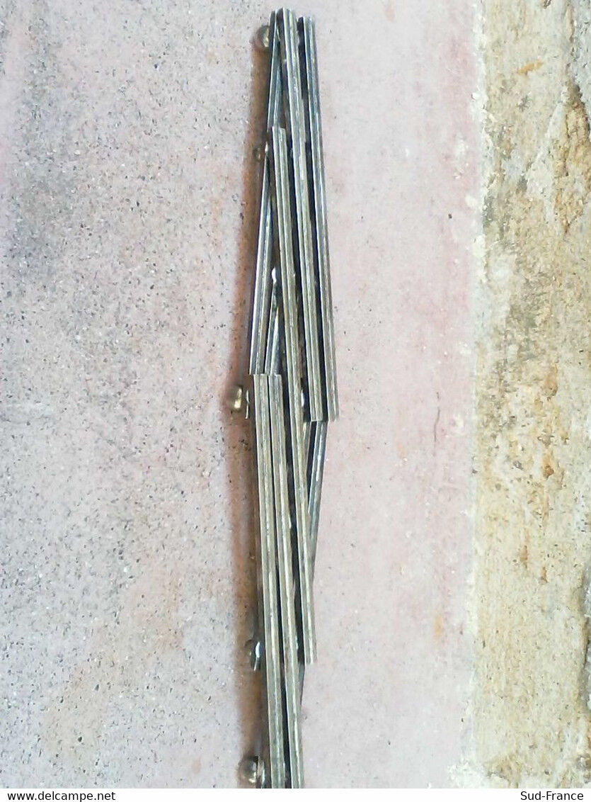 Stretchy flat rest in vintage silver metal