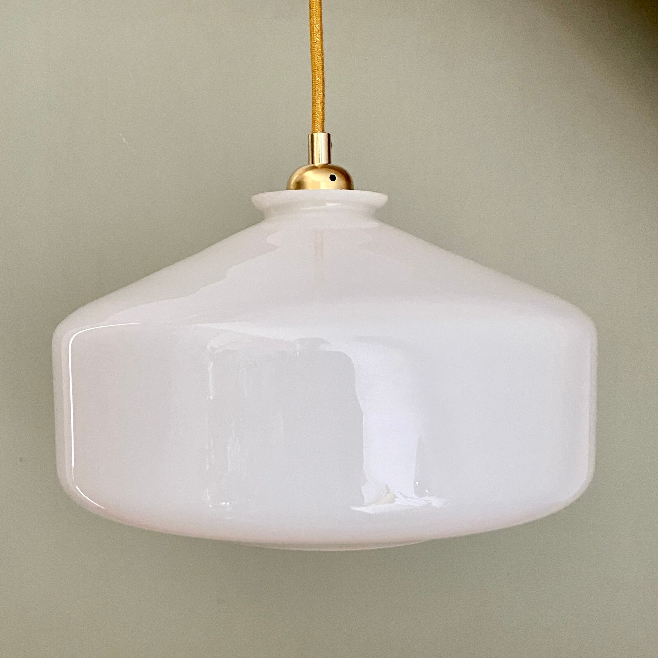 Vintage shade pendant lamp in white opaline
