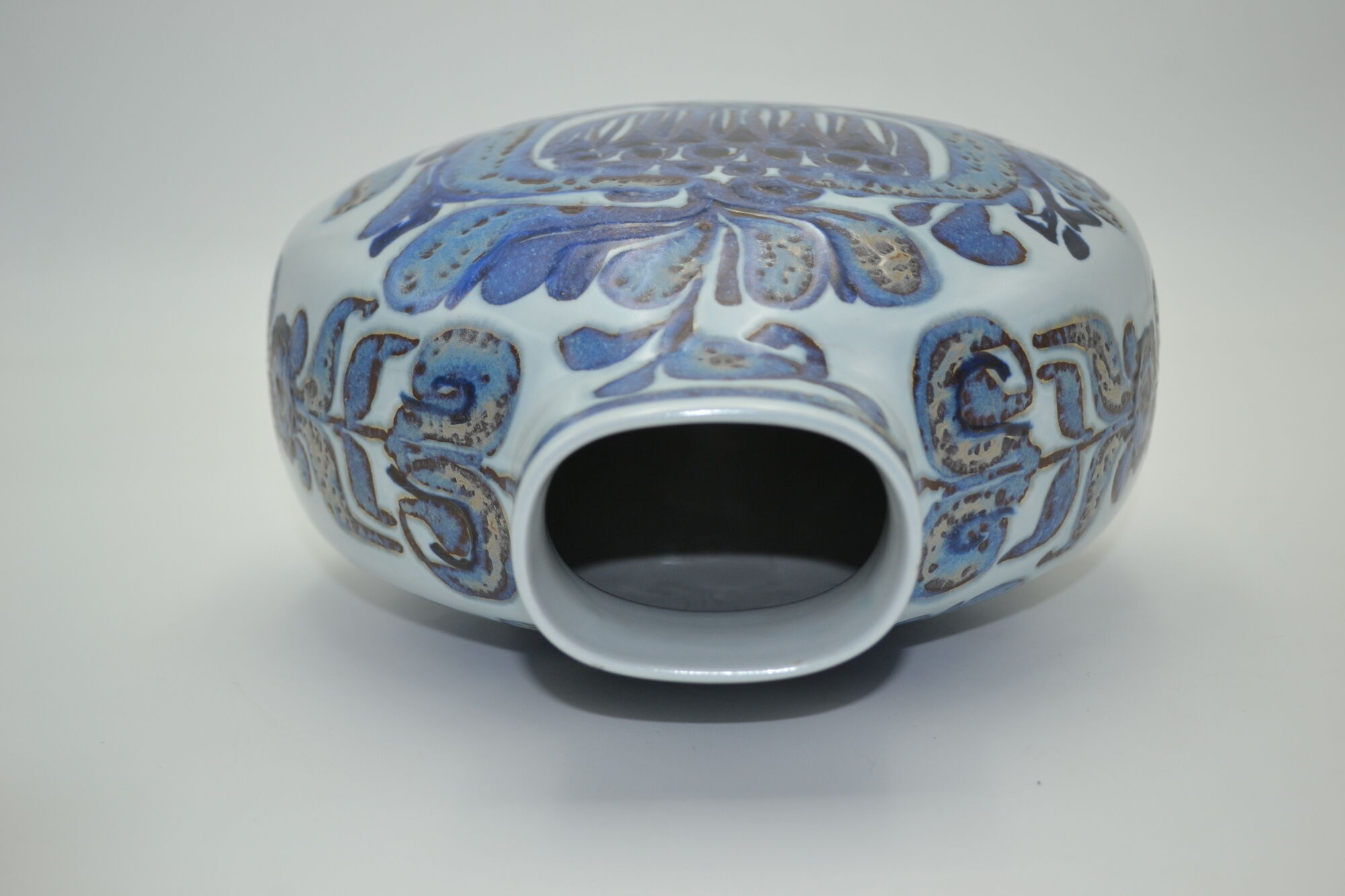 Vase en faïence de la série Tenera de Kari Christensen pour Aluminia