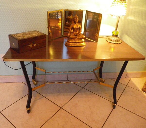 Table d'appoint sur roulettes, dessus formica, métal doré et noir