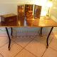 Table d'appoint sur roulettes, dessus formica, métal doré et noir
