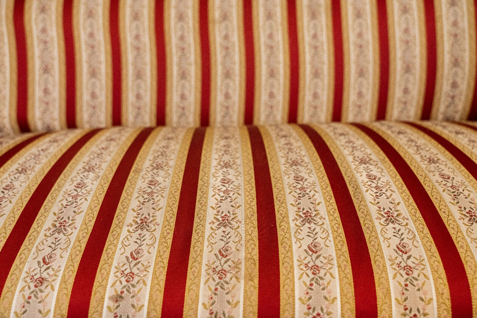 Blond mahogany sofa XXth décor gooseneck with butts