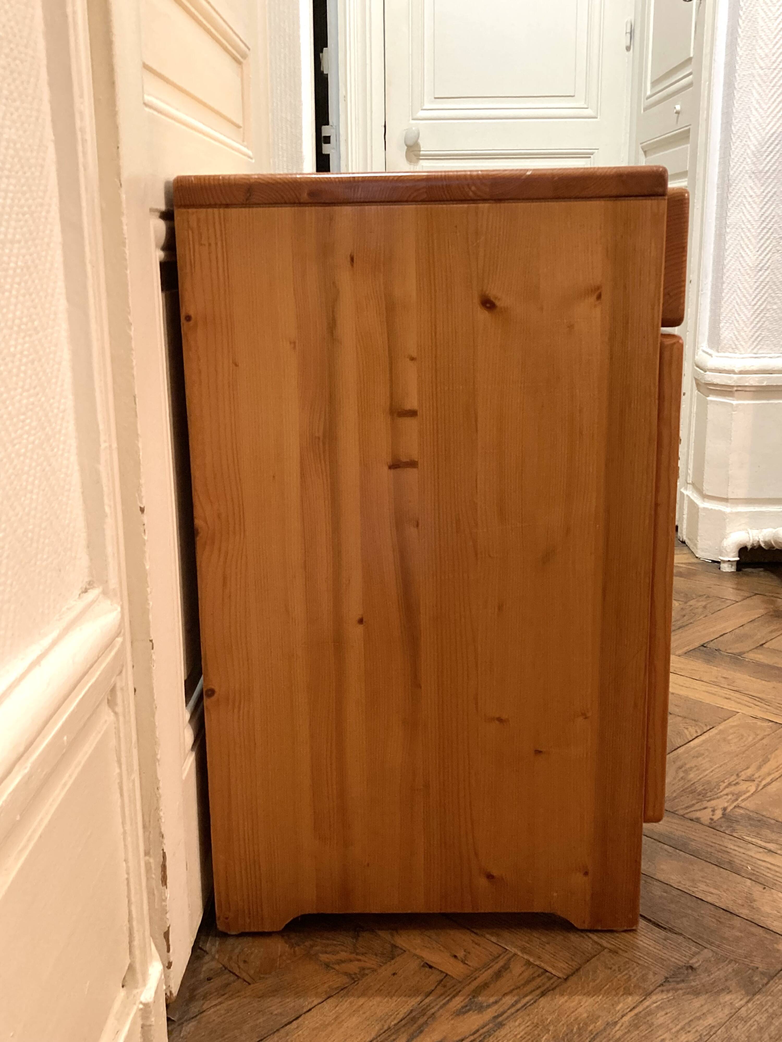 Bedside table / small chest of drawers in pine by Charlotte Perriand, Les Arcs