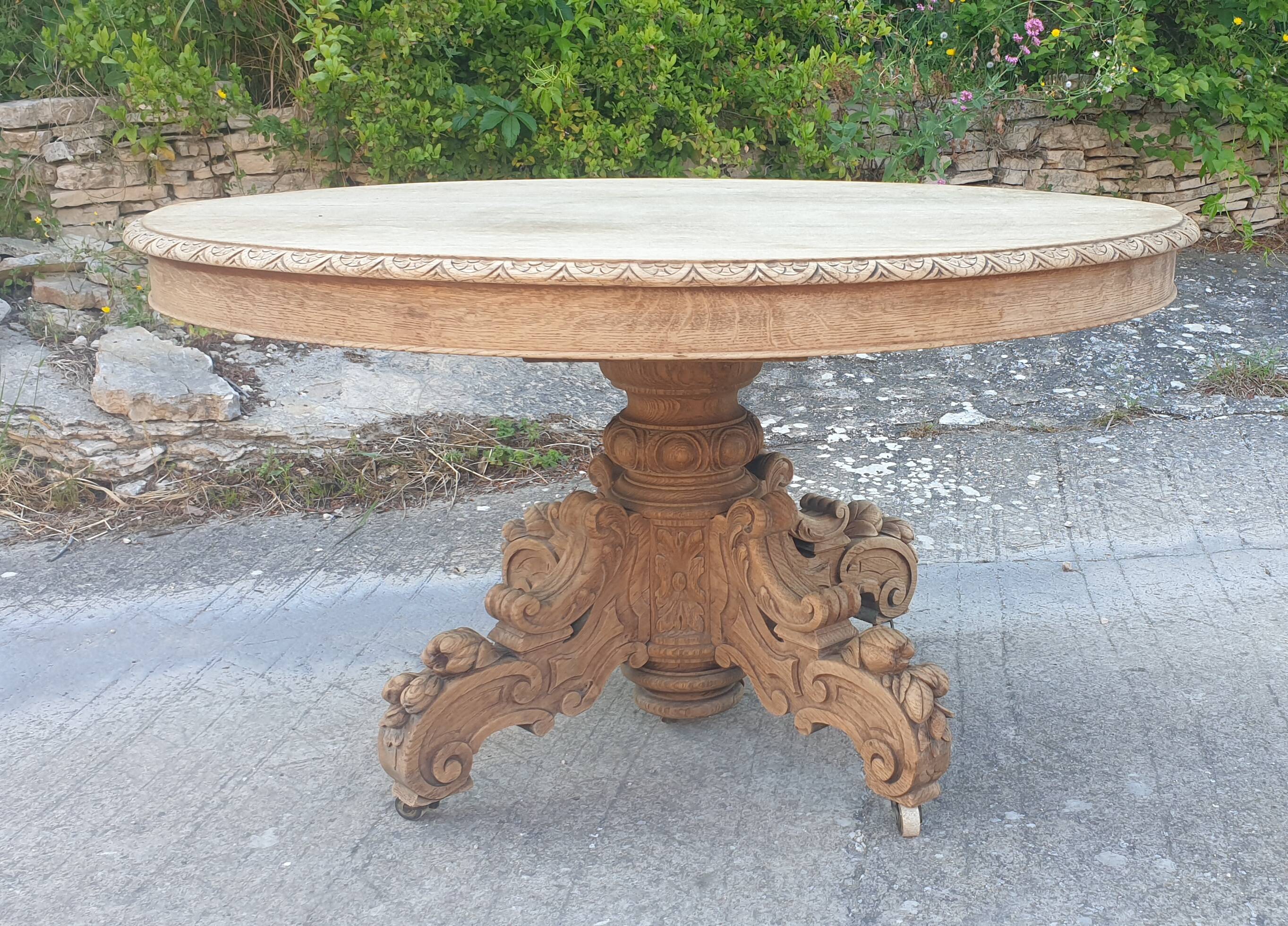 Table with central leg in solid oak, natural wood, carved base