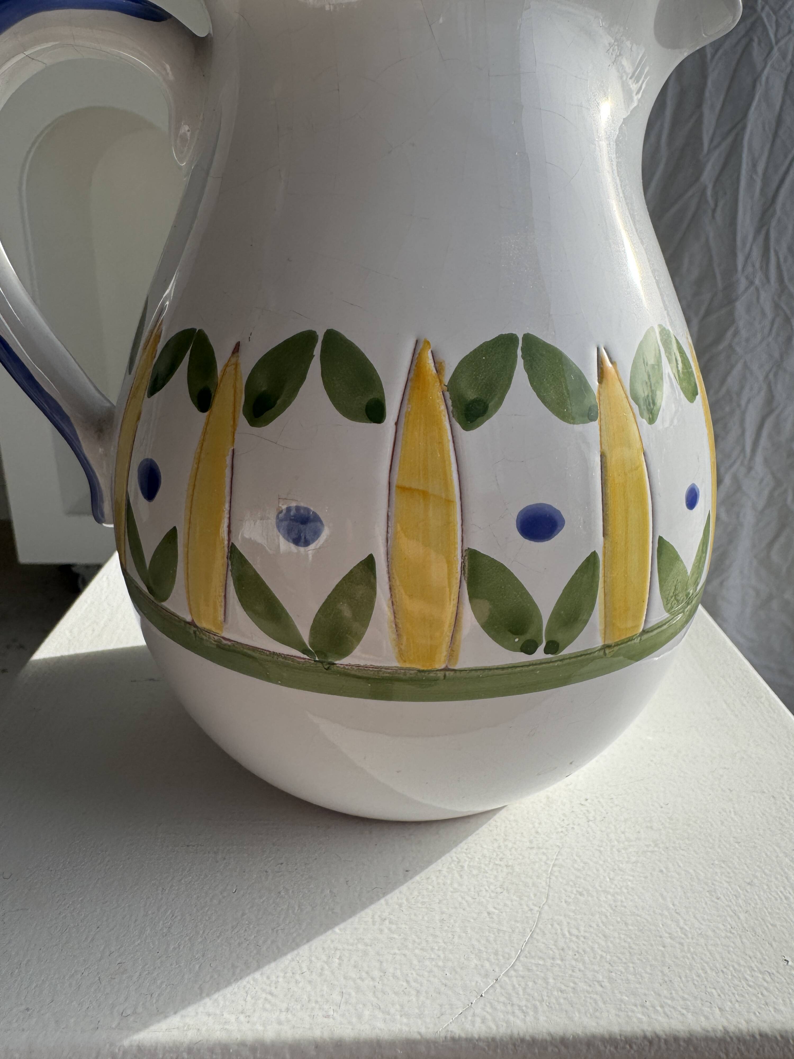 Grande carafe blanche en terre cuite à motif de frise stylisée verte jaune