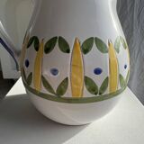 Grande carafe blanche en terre cuite à motif de frise stylisée verte jaune