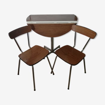 Table et ses deux chaises