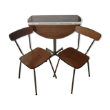 Table et ses deux chaises