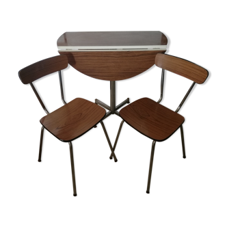 Table et ses deux chaises