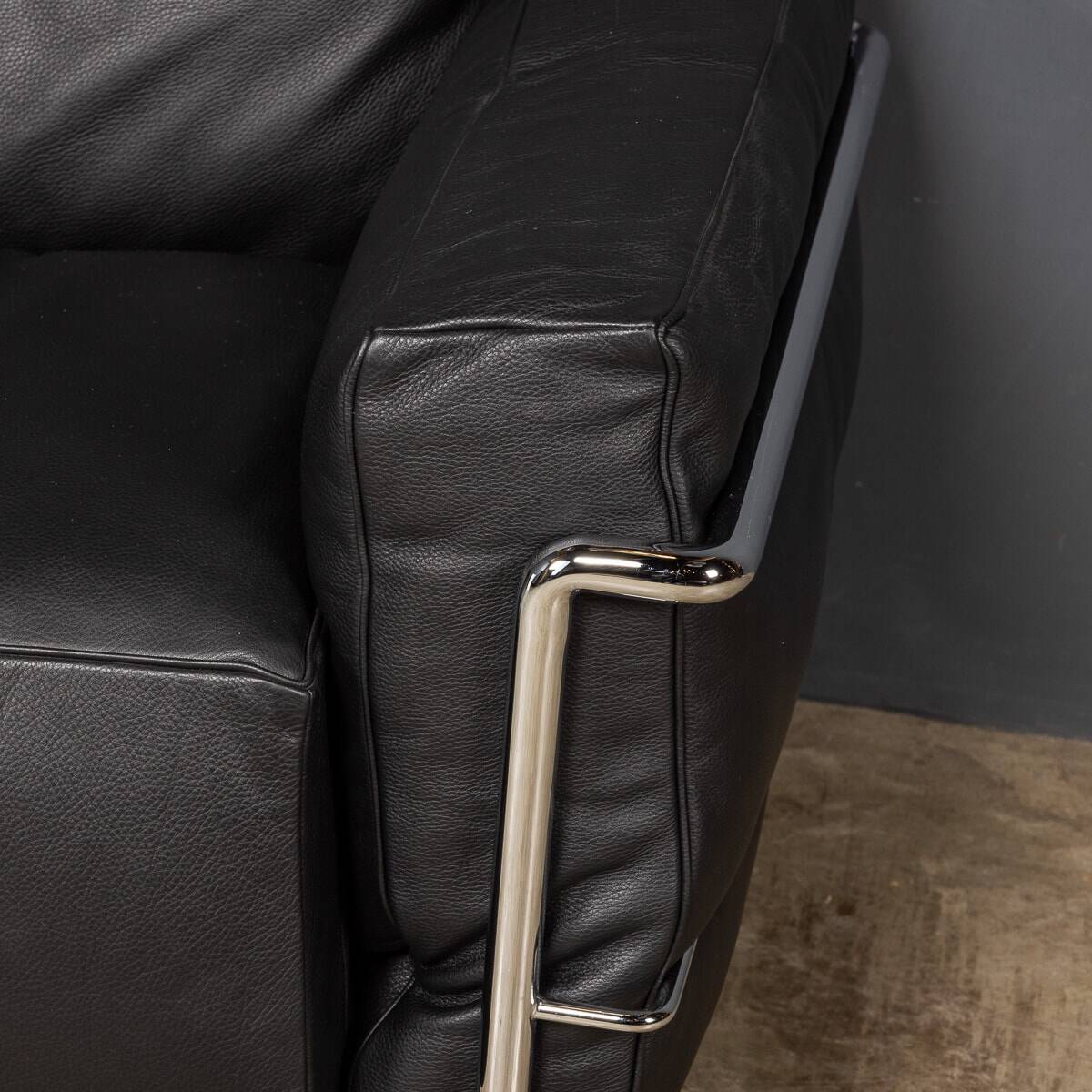 3 fauteuil grand confort, deux places cassina sofa. le corbusier