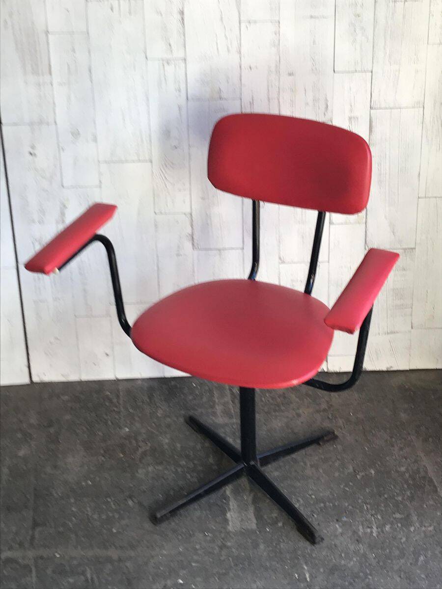 Set de 2 chaises de bureau pivotantes rouge et noir en skaï et métal, années 1960