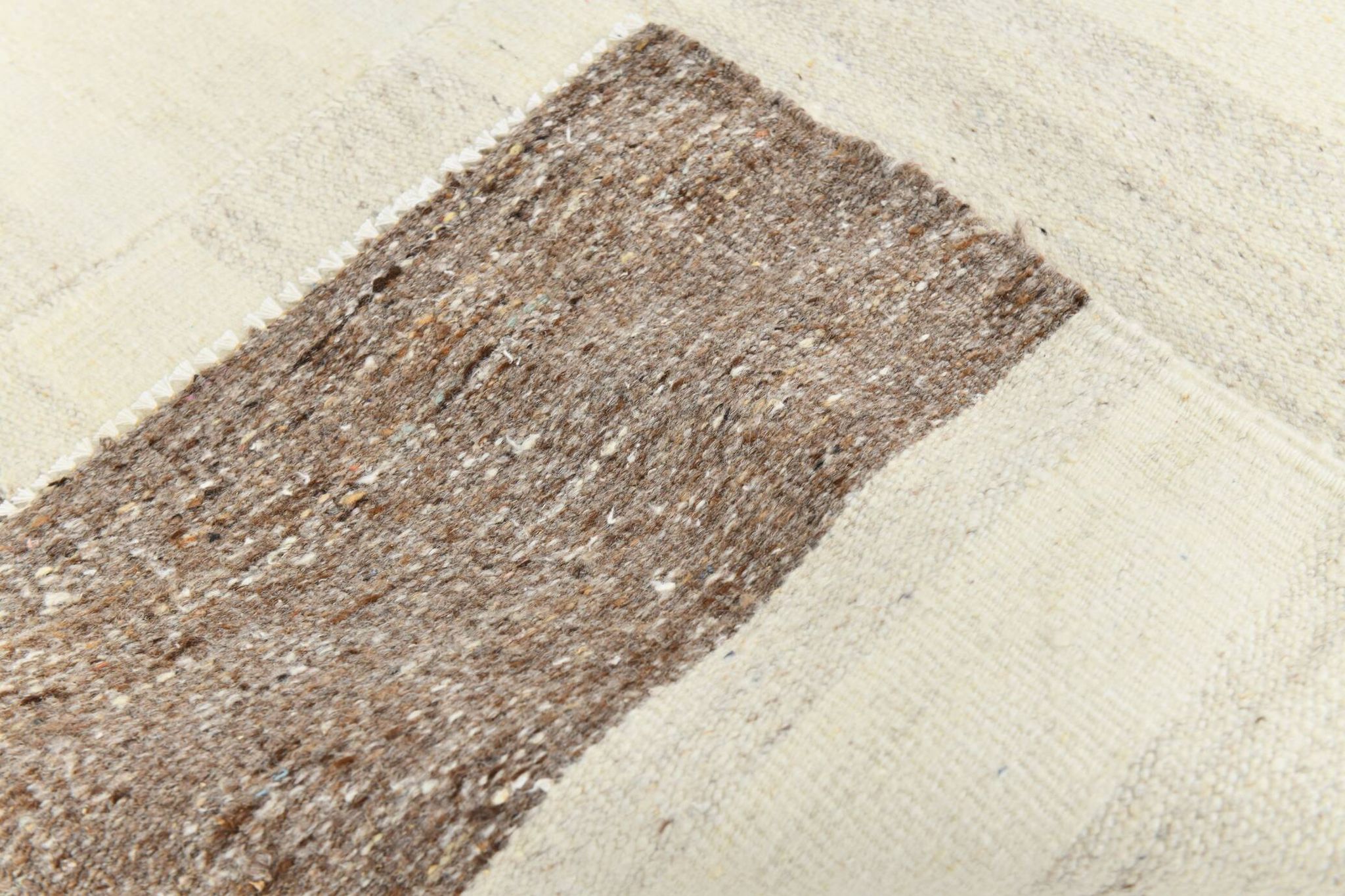 Grand tapis kilim crème et marron, 255 x 313 cm