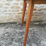 Oak table has two vintage extensions
