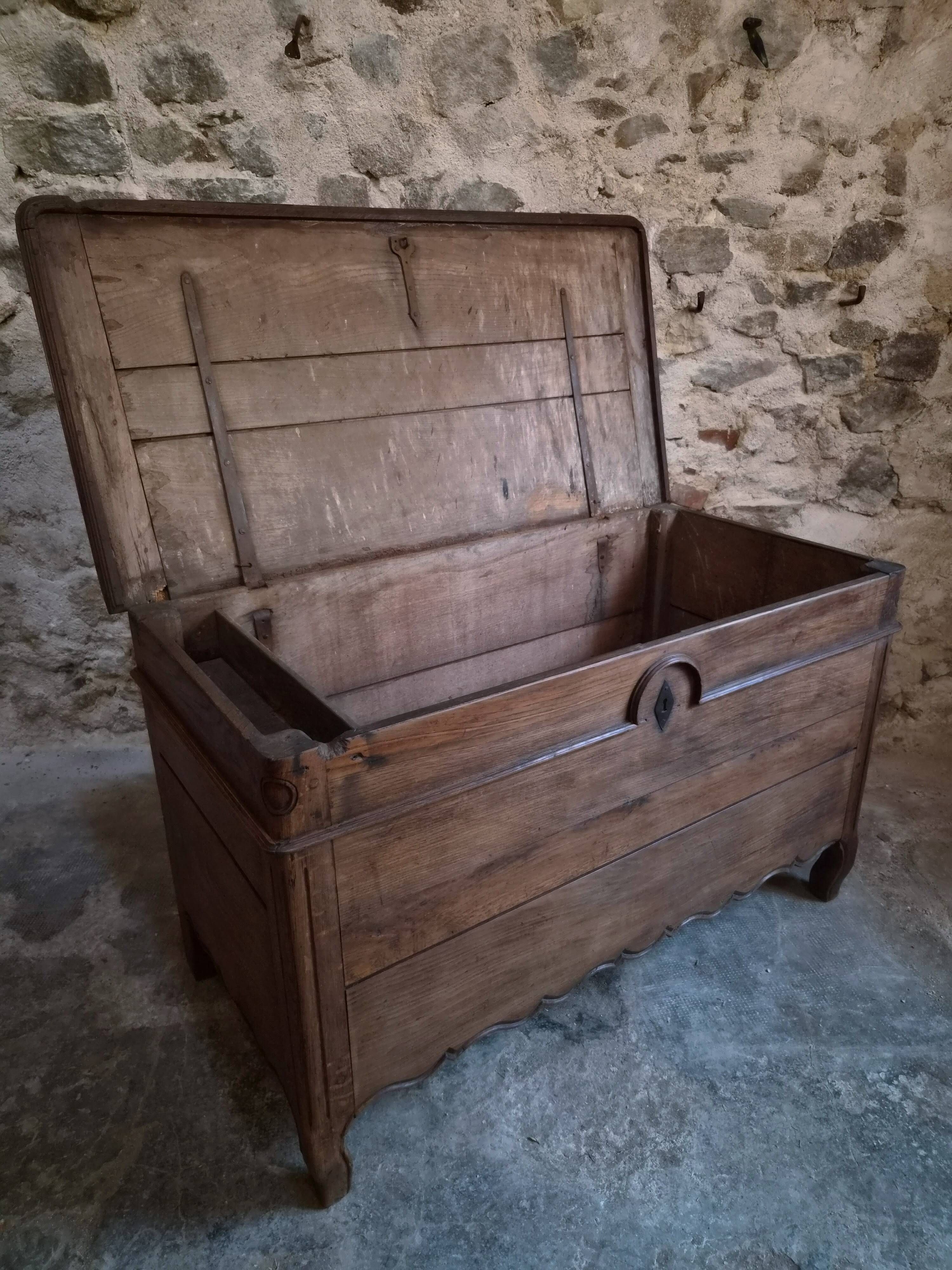 Antique marriage chest in oak / blanket chest – 18th century, Auvergne, France