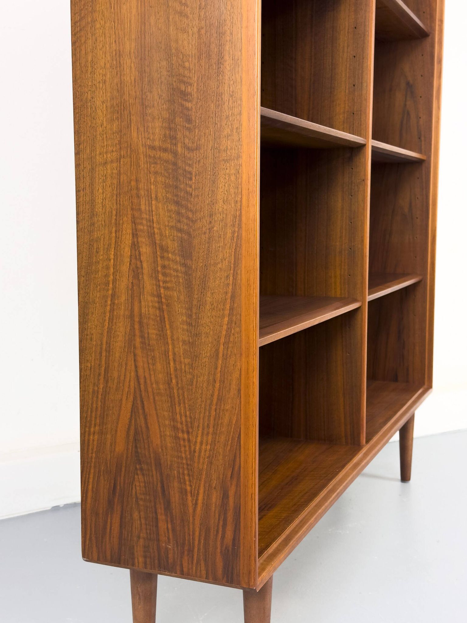 Grande Bibliothèque en Noyer par Bertil Fridhagen pour Bodafors, 1969