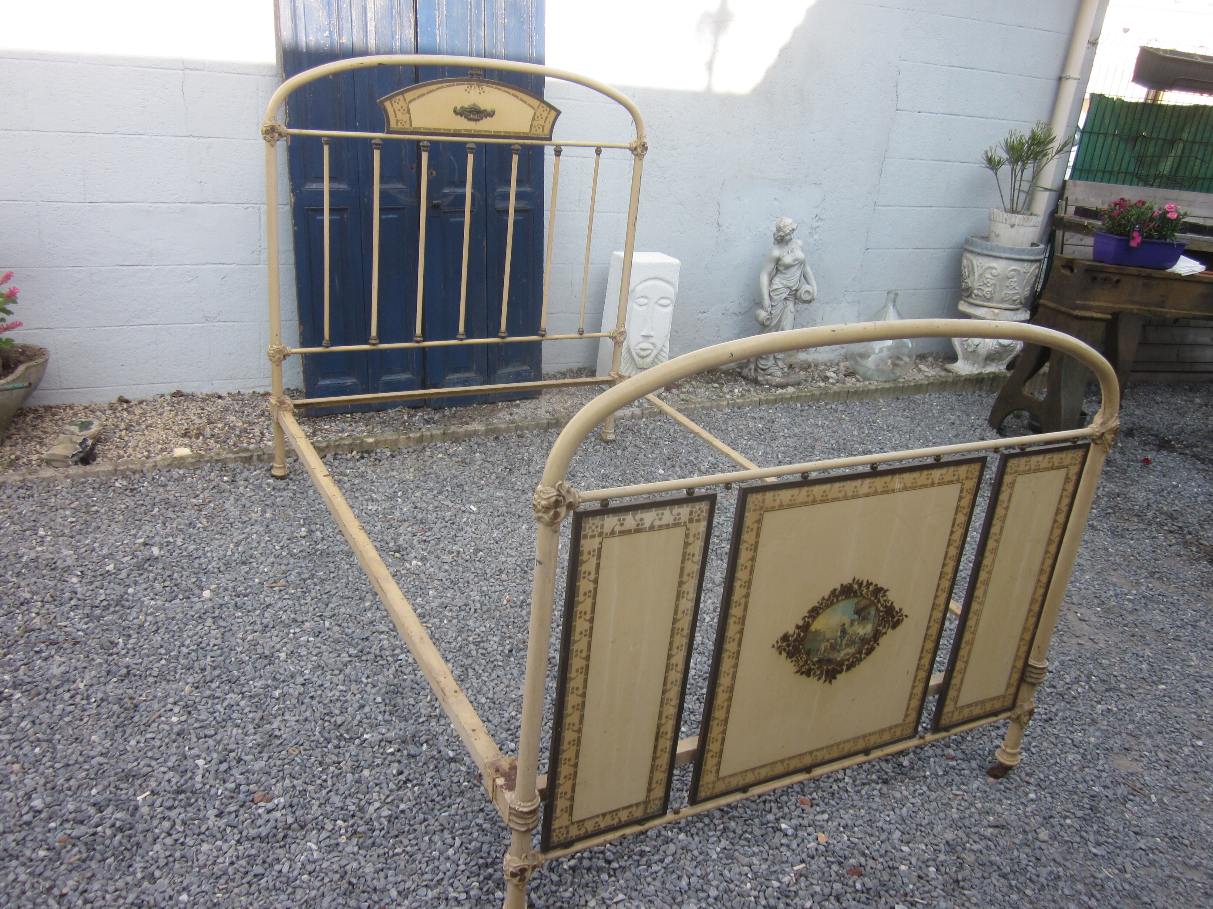 Iron bed of the 20s and 30s