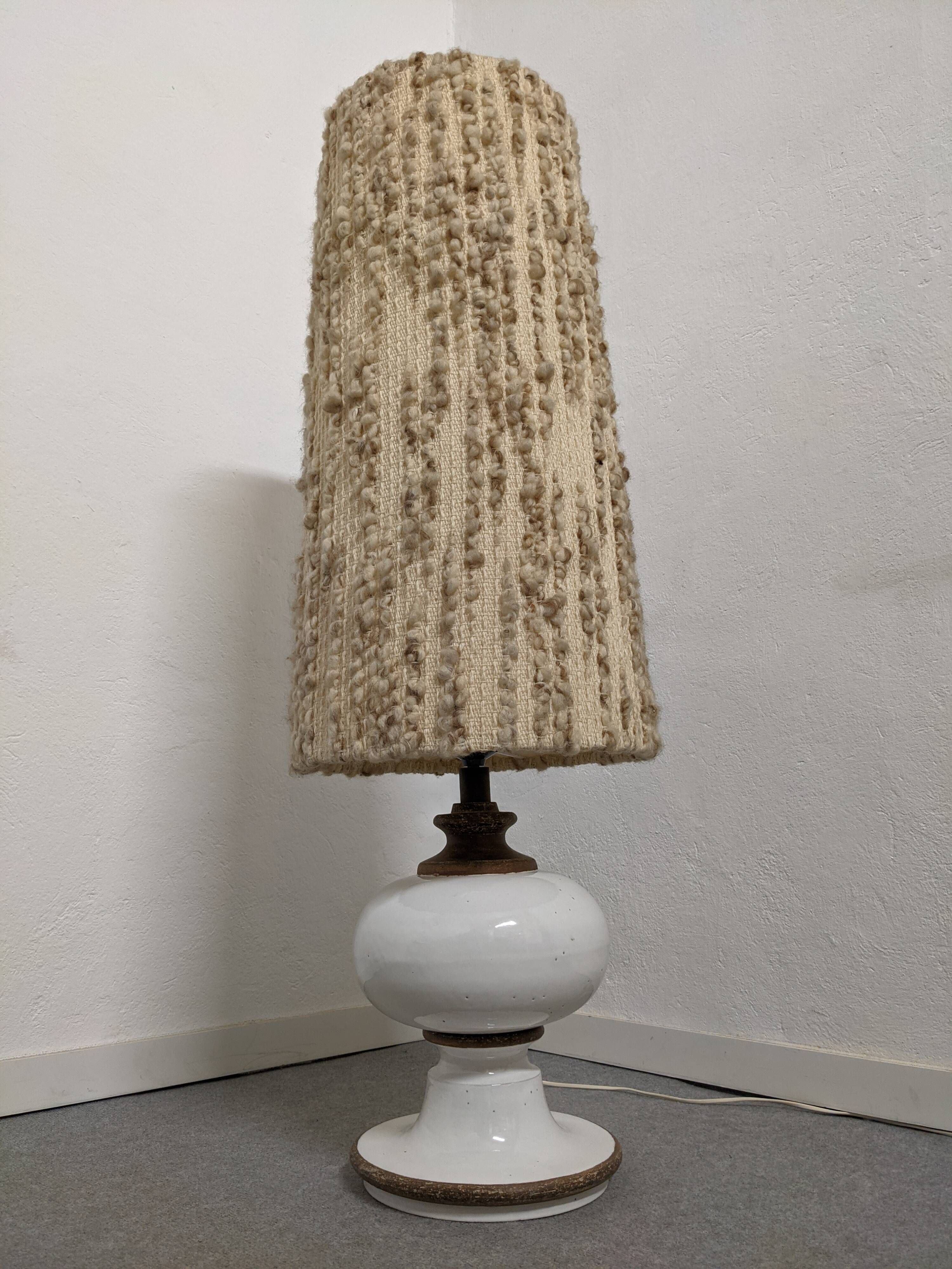 Lampe de sol en grès émaillé blanc et abat-jour en laine, années 60-70
