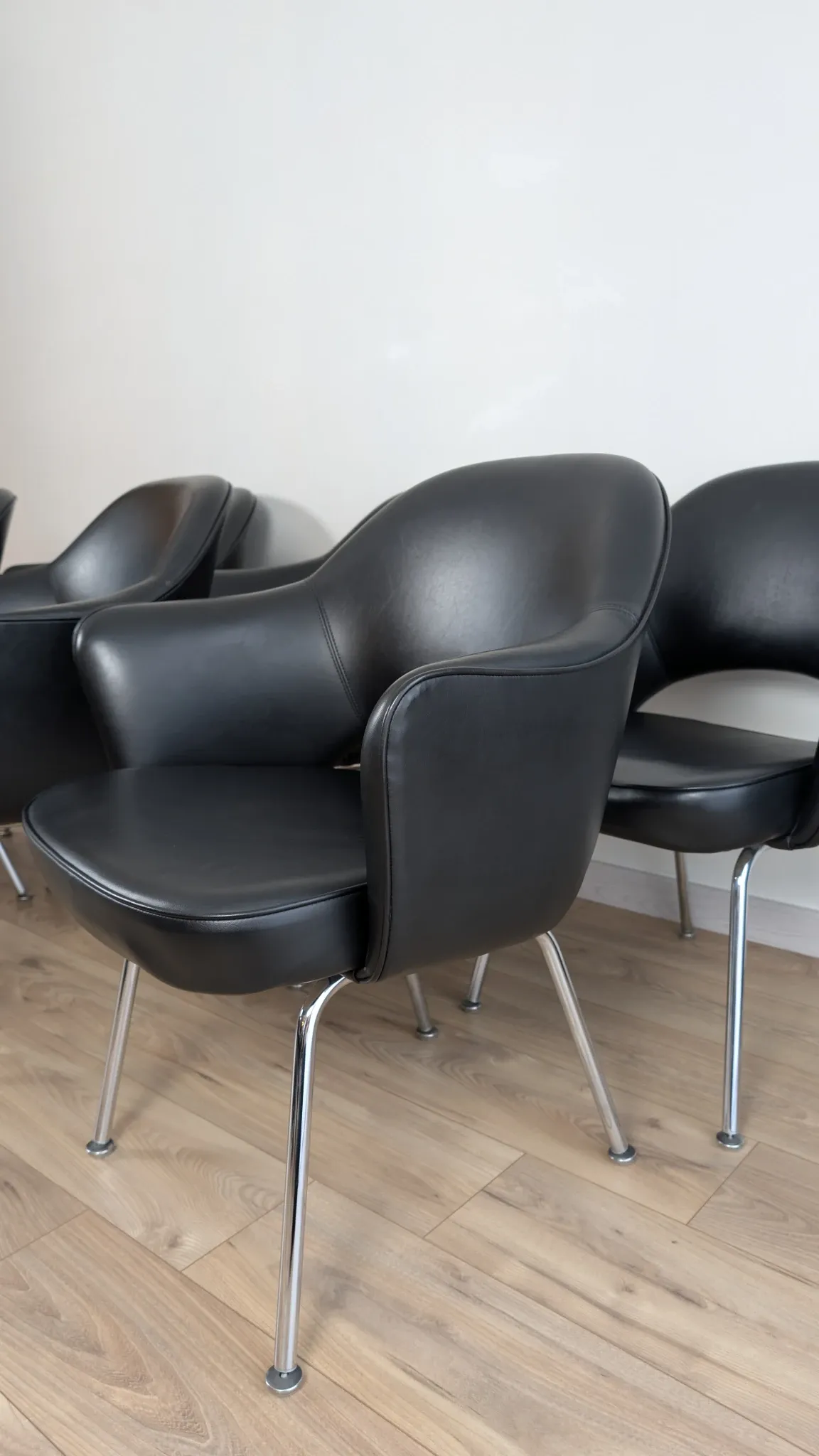 Set of 6 "Conference" chairs by Eero Saarinen for Knoll International