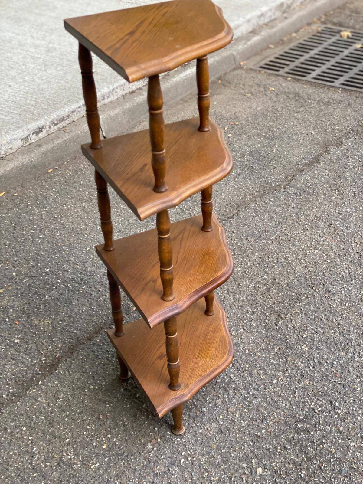 1970 dismantlable oak corner shelf with 4 levels