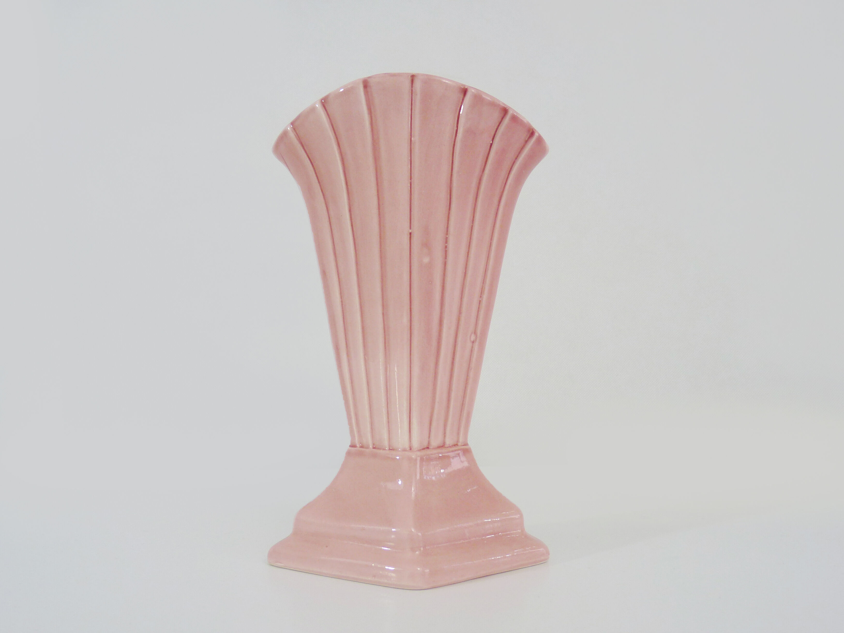 Vintage shell vase in pink ceramic from the 50s